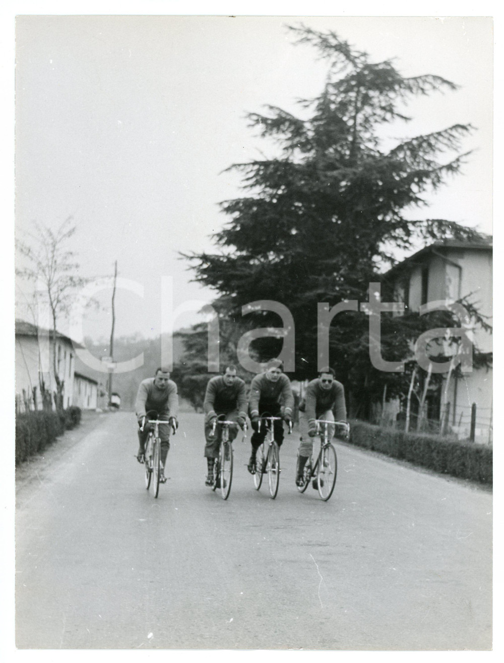 1953 CICLISMO Gino BARTALI si allena con i suoi gregari - Foto 18x24 cm Fotografia originale d'epoca, con didascalia al verso. FAIR/discreto Piegatura al margine inferiore, lieve piegatura e piccola abrasione all'angolo superiore destro Formato: 18x24  cm originale e autentica 1