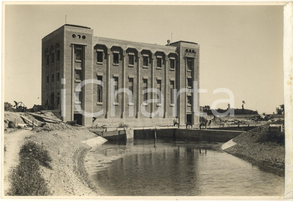 1930 ca Bonifica BOSCAT (UD) - Edificio idrovoro di CA' VIOLA - Foto 18x12 cm Fotografia originale d'epoca, con didascalia manoscritta al verso. FAIR/discreto abrasioni al lato destro; piegatura angoalre Formato: 18x12 cm originale e autentica 1