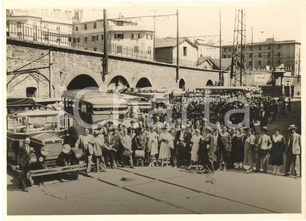 1934 GENOVA Famiglie operaie dell'Ansaldo in partenza per le colonie climatiche Fotografia originale d'epoca, con didascalia manoscritta al verso:"Le famiglie operaie dell'Ansaldo si recano a visitare le colonie di Rovegno e Savignone". POOR/danneggiato margine superiore rifilato, con lievi macchie; lievi piegature al lato destro Formato: 24x18 cm originale e autentica 1