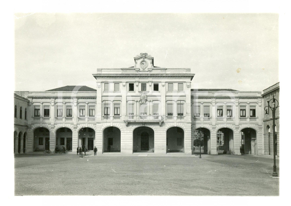 1930 ca SAN DONA' DI PIAVE Panorama con municipio - Foto 17x12 cm Fotografia originale d'epoca, con didascalia al verso. FAIR/discreto Lievi smussature agli angoli, piccola macchia al recto Formato: 17x12 cm originale e autentica 1