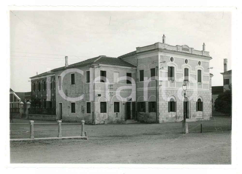 1930 ca CAVAZUCCHERINA - JESOLO Panorama con municipio - Foto 17x12 cm Fotografia originale d'epoca, con didascalia al verso. FAIR/discreto Lievi graffi al recto Formato: 17x12 cm originale e autentica 1