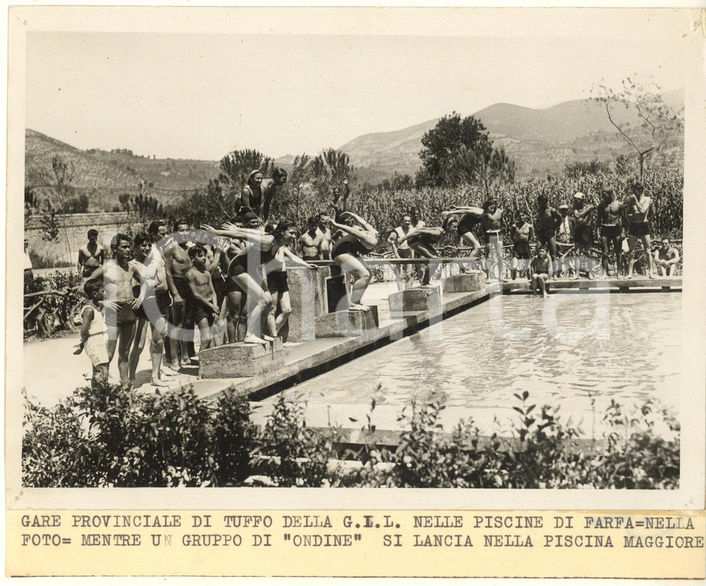 1938 Piscine di FARFA (RI) Gare provinciali di tuffo della GIL *Foto 18x13 cm Fotografia originale d'epoca, con timbro datario e didascalia dattiloscritta al verso. FAIR/discreto fori di affissione agli angoli Formato: 18x13 cm originale e autentica 1