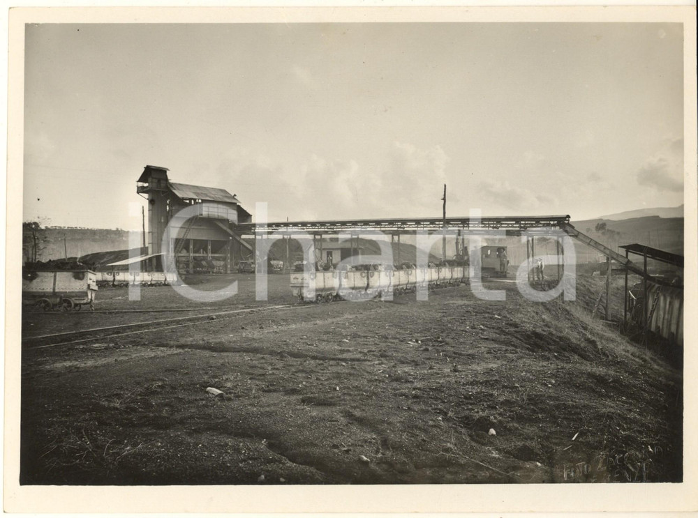1937 CASTELNUOVO DEI SABBIONI Impianto di vagliatura per lignite umida *Foto Fotografia originale d'epoca, con timbro datario e didascalia manoscritta al verso.FOTOGRAFO: Zaccaria - Firenze FAIR/discreto piegature al lato superiore Formato: 24x18 cm originale e autentica 1