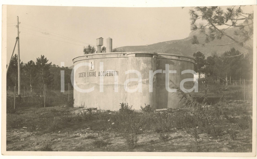1932 Area di SAVONA - Società Ligure Acquedotti - Vasca-serbatoio *Foto Fotografia originale d'epoca, con timbro datario e didascalia manoscritta al verso. POOR/danneggiato margine superiore rifilato; lieve piegatura al lato inferiore Formato: 24x14 cm originale e autentica 1