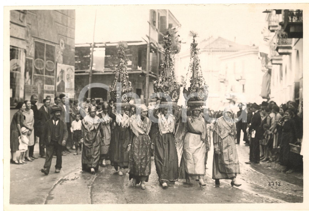 1930 ca FOLKLORE IVREA Festa del Grano - Donne sfilano con la "carità" in testa Fotografia originale d'epoca, con didascalia dattiloscritta al verso. FAIR/discreto lievi impressioni marginali Formato: 22x15 cm originale e autentica 1