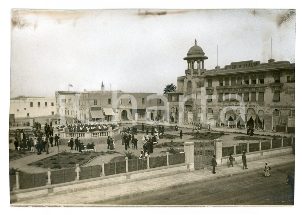 Fotografia d epoca originale 1930 ca BENGASI  LIBIA Piazza del Re  Albergo Italia e abitanti  Foto 17x11 1