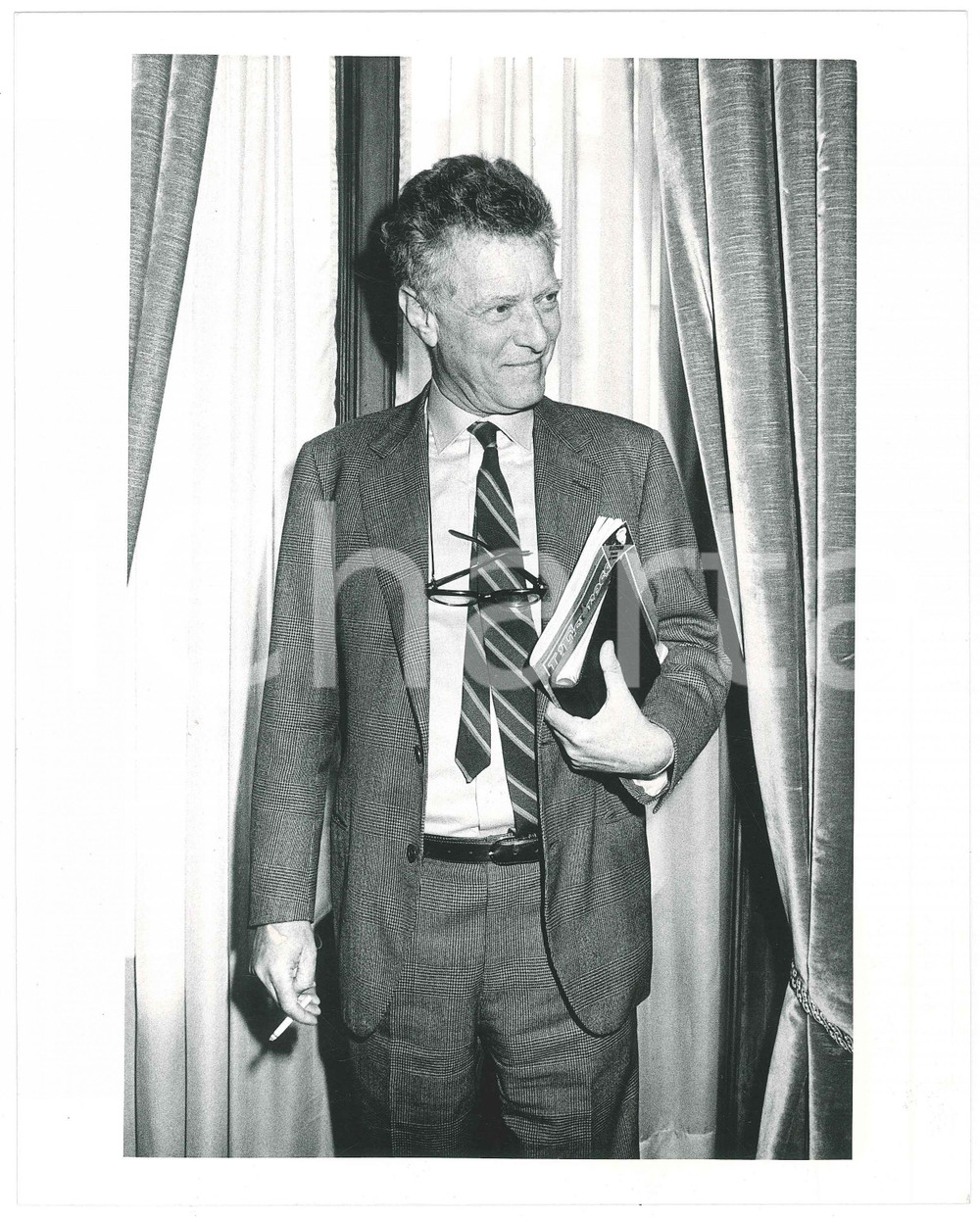 1985 ca COSTUME ITALIA - Carlo CARACCIOLO Ritratto dell'imprenditore - Foto (1) Fotografia di agenzia. FAIR/discreto lievi difetti al recto Formato: 20x25 cm originale e autentica 1