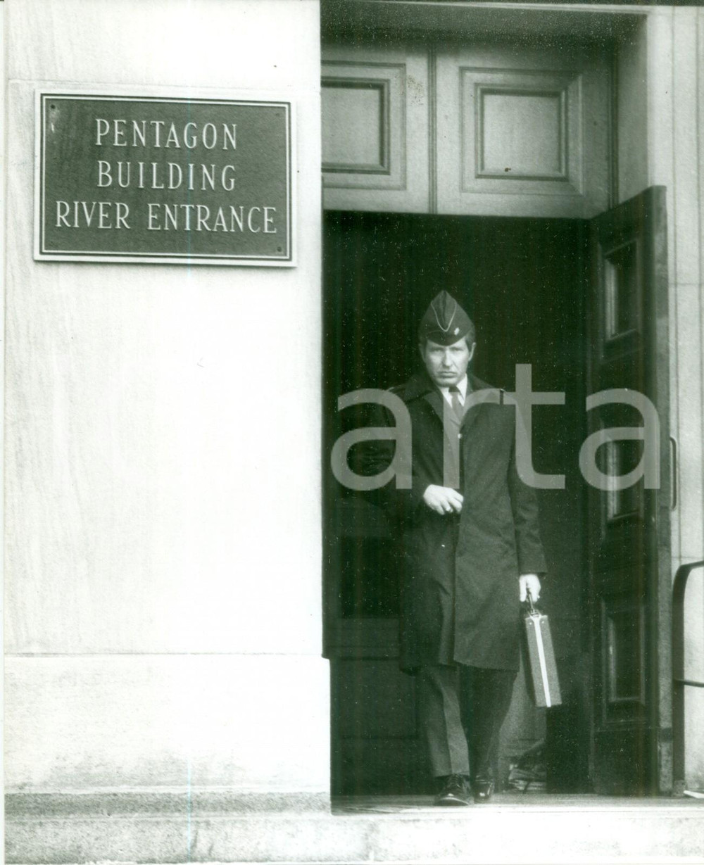 Fotografia d epoca originale 1980 WASHINGTON Ufficiale esce dal PENTAGONO Ministero della Difesa Foto 2 1