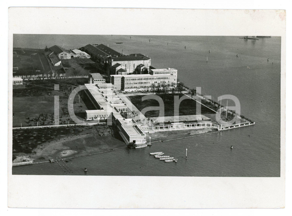 1937 VENEZIA - SANT'ELENA Il modernissimo collegio navale - Foto 18x13 cm Fotografia originale d'epoca, con timbro datario e didascalia al verso. FAIR/discreto Lievi bruniture Formato: 18x13 cm originale e autentica 1