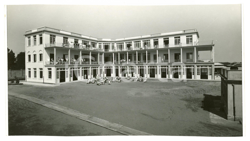 1933 LIDO DI VENEZIA Ospedale al mare - Degenti e medici sulle balconate - Foto Fotografia originale d'epoca, con timbro datario e didascalia al verso. FAIR/discreto Margini rifilati a mano, ammaccatura al margine sinistro Formato: 26x14 cm originale e autentica 1