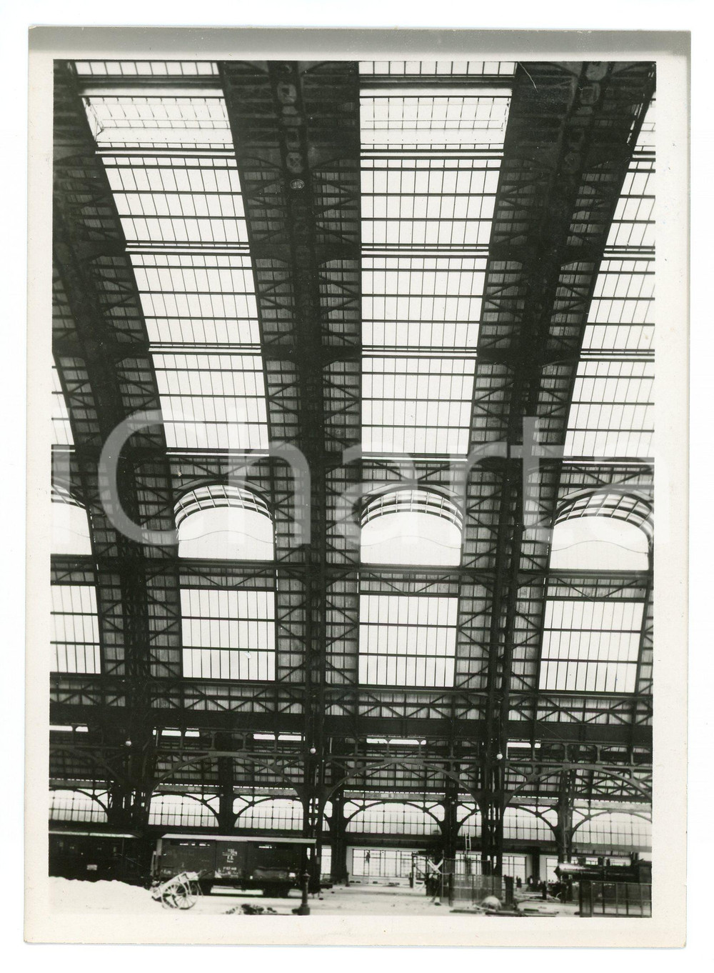 1940 ca MILANO Stazione Centrale - Veduta con motrice FS Ferrovie Stato - Foto Fotografia originale d'epoca. FAIR/discreto Alone al margine superiore Formato: 13x18 cm originale e autentica 1