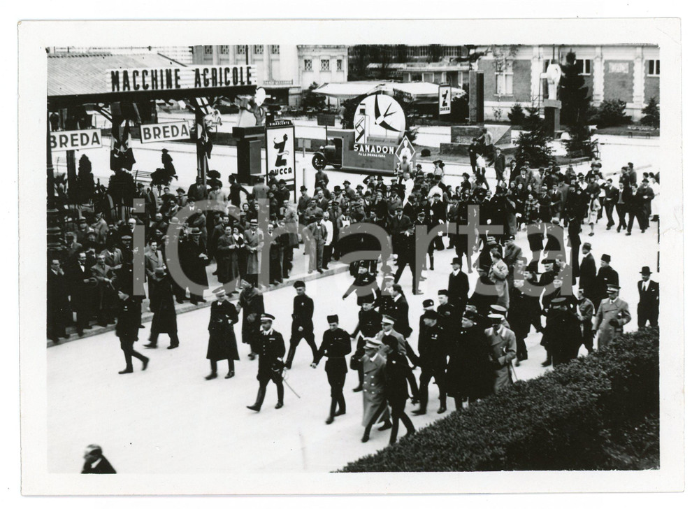 1936 FIERA DI MILANO Autorità fasciste in visita - Insegne BREDA Foto 18x13 cm Fotografia originale d'epoca. POOR/danneggiato Piegatura all'angolo superiore destro, macchie al verso, strappo al margine destro Formato: 18x13 cm originale e autentica 1