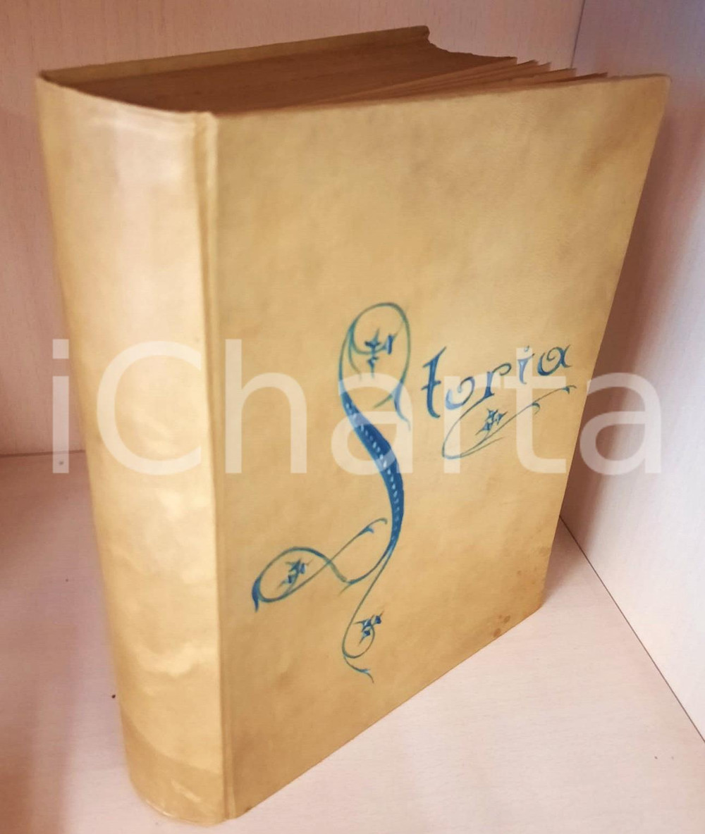 1910 ANONIMO Storia contemporanea - Studio della pittura *Manoscritto Interessante e pregevole volume, con coperta pergamenacea, che raccoglie due testi manoscritti, datati entrambi "Novembre 1910".Si tratta di testi di carattere storico-didascalico, scritti interamente a mano e ricavati da corsi di natura accademica, raccolti in volume in bella copia.Nella seconda parte sono presenti illustrazioni ricavate da riviste dell'epoca.I due testi sono: - "Storia contemporanea"", che raccoglie al suo interno capitoli quali "Universale congiura contro la Chiesa", "Maria Antonietta", "Napoleone e l'opera sua", "Alessandro I", "Carlo Alberto", ecc. - "Storia della pittura", più breve, che arriva fino ai Carracci.PAGINE: 400 circa FAIR/discreto buone condizioni generali, tracce d'uso e qualche fioritura Formato: 17x23 cm originale e autentica 1