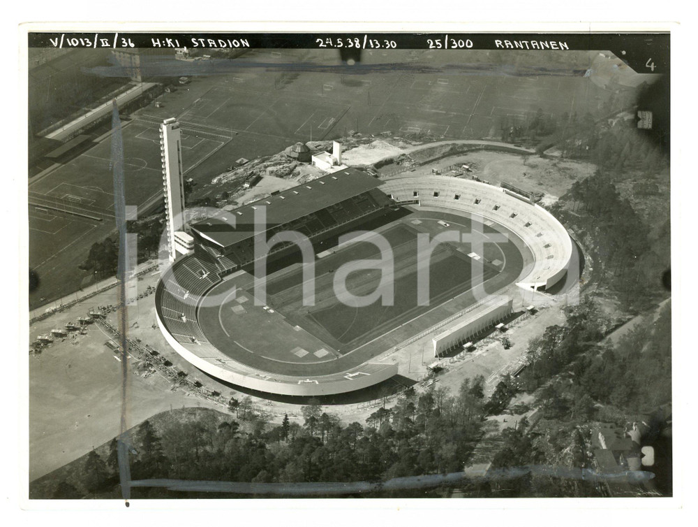 1939 HELSINKI Stadio olimpico - Helsingin Olympiastadion - Foto 17x13 cm Fotografia originale d'epoca. VERY POOR/gravemente danneggiato Piegature agli angoli inferiori, macchie al recto Formato: 17x13 cm originale e autentica 1