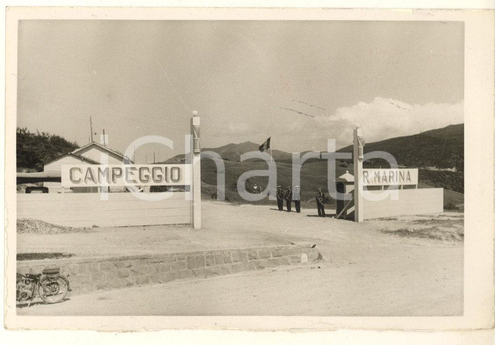 1939 PASSO DEL CERRETO Campeggio Regia Marina - Ingresso - Foto 18x13 cm Fotografia originale d'epoca, con timbro datario e didascalia dattiloscritta al verso. POOR/danneggiato macchie di inchiostro, lievi piegature e margine inferiore rifilato Formato: 18x13 cm originale e autentica 1