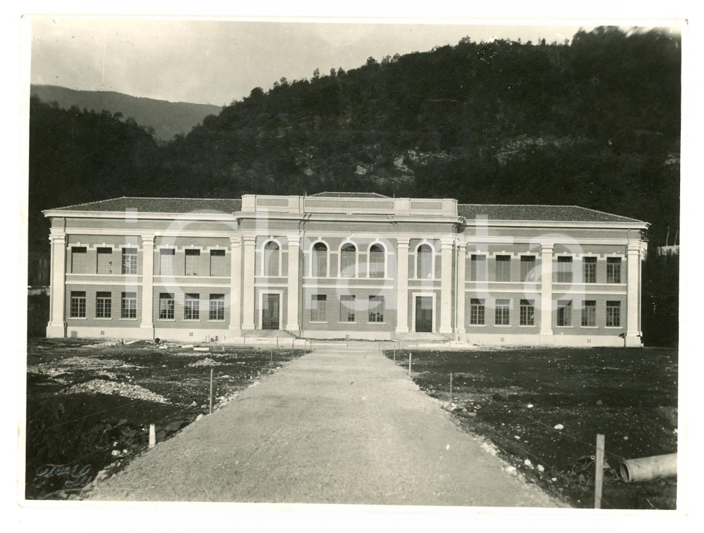 1934 PIOVENE ROCCHETTE Edificio scolastico in costruzione - Foto 17x12 cm Fotografia originale d'epoca. FAIR/discreto Aloni e piccoli graffi al recto Formato: 17x12 cm originale e autentica 1