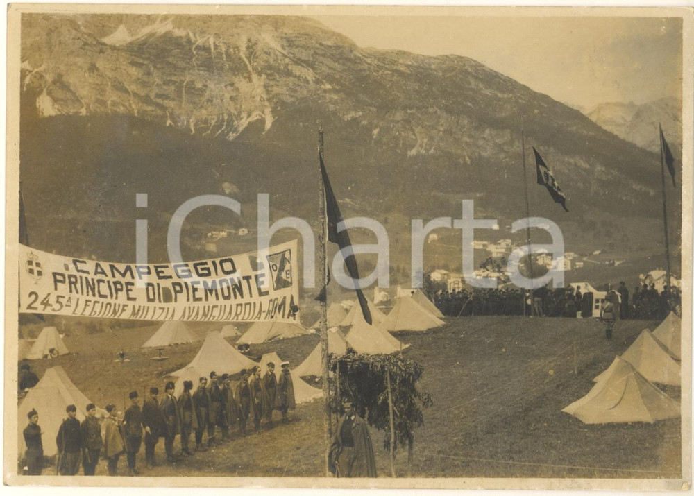 1929 CORTINA D'AMPEZZO Messa al Campeggio 245^ Legione Milizia Avanguardia Roma Fotografia originale d'epoca, con didascalia manoscritta al verso.Si tratta del Campeggio "Principe di Piemonte" per la  245^ Legione Milizia Avanguardia Roma. POOR/danneggiato aloni marginali Formato: 17x12 cm originale e autentica 1
