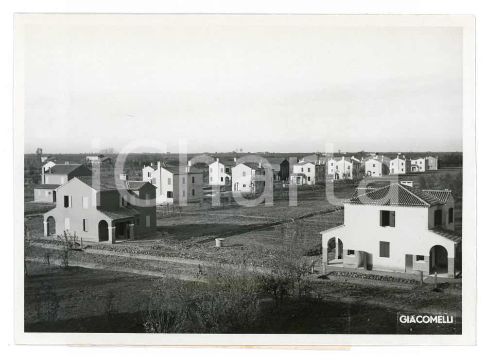 1940 JESOLO - CORTELLAZZO Villaggio "Costanzo Ciano" - Foto 18x13 cm Fotografia originale d'epoca, con timbro datario e didascalia al verso. FAIR/discreto piegatura all'angolo superiore destro Formato: 18x13 cm originale e autentica 1