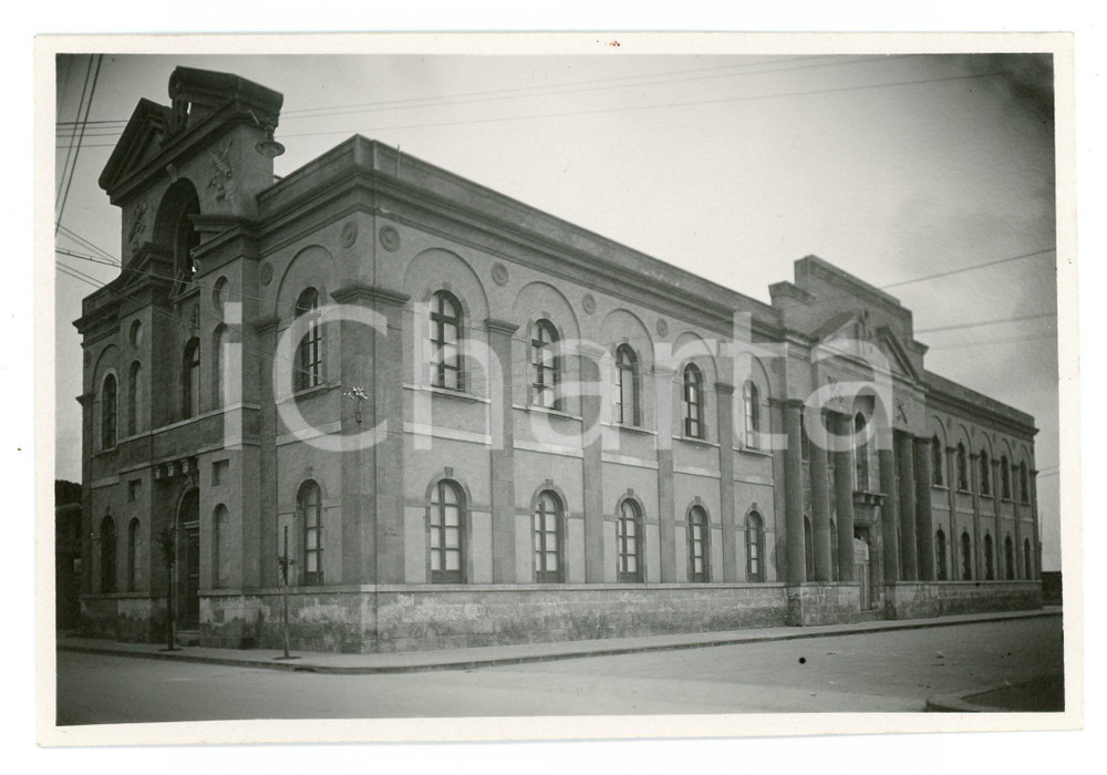 1932 SIRACUSA Nuova Casa del Balilla - Foto 17x11 cm Fotografia originale d'epoca, con timbro datario e didascalia al verso. FAIR/discreto Piccolo difetto di stampa al recto Formato: 17x11 cm originale e autentica 1