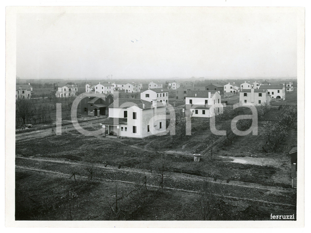1940 JESOLO - CORTELLAZZO Villaggio "Costanzo Ciano" - Foto 24x18 cm (2) Fotografia originale d'epoca, con timbro datario e didascalia al verso. POOR/danneggiato Piegature orizzontali lungo il margine superiore Formato: 24x18 cm originale e autentica 1