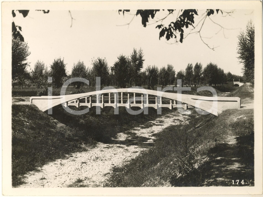 1933 Bonifica BURANA - Passerella sul CANALE DIVERSIVO - Foto 24x18 cm Fotografia originale d'epoca, con timbro datario e didascalia dattiloscritta al verso. FAIR/discreto piccola piegatura angolare Formato: 24x18 cm originale e autentica 1