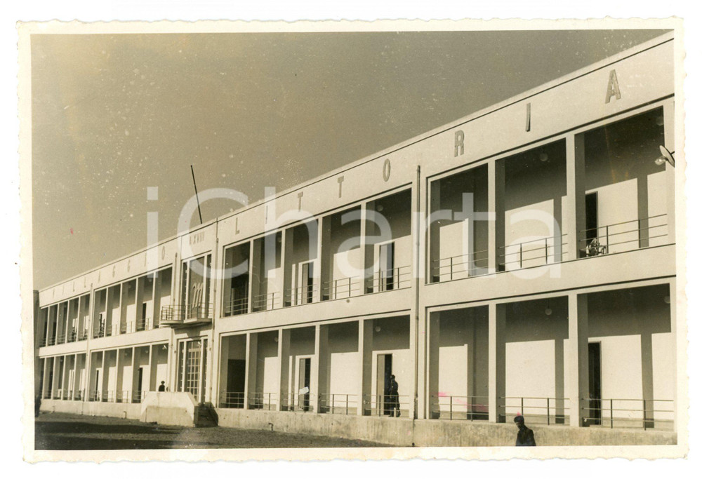 1940 CATANIA Colonia DUX Villaggio dei Littoriali del Lavoro - Foto 17x11 cm Fotografia originale d'epoca, con didascalia al verso. POOR/danneggiato lievi macchie di inchiostro rosso, difetti di stampa Formato:  17x11 cm originale e autentica 1