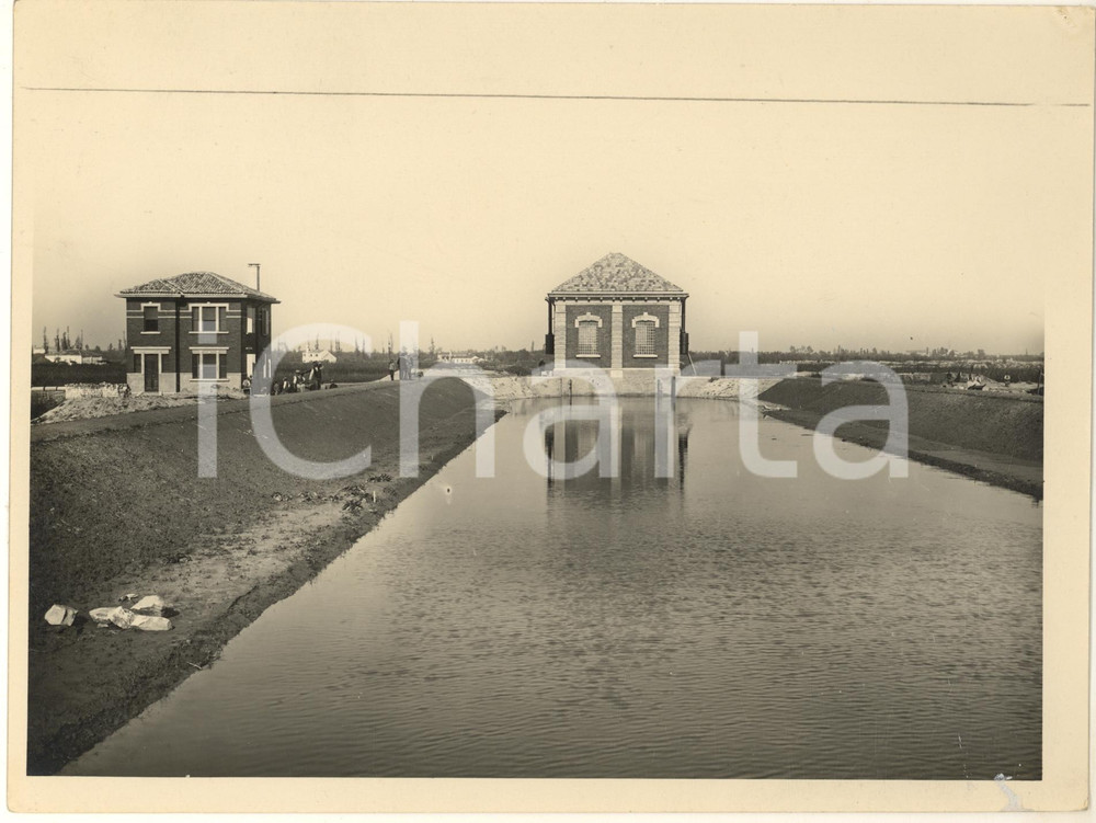 1935 ca Bonifica POLESANA - ROSOLINA (RO) Impianto idrovoro - Foto 24x18 cm Fotografia originale d'epoca, con didascalia dattiloscritta al verso. POOR/danneggiato residuo al lato inferiore e riga a matita al lato superiore Formato: 24x18 cm originale e autentica 1