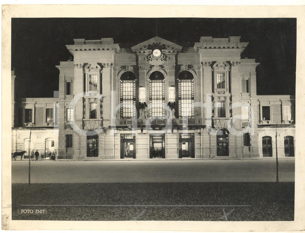 1934 ARCHITETTURA PRATO Nuova Stazione Ferroviaria - Notturno *Foto 24x18 cm Fotografia originale d'epoca, con didascalia dattiloscritta al verso. POOR/danneggiato evidente piegatura centrale; graffio al lato superiore; segni manuali per la pubblicazione; macchie marginali di umidità Formato: 24x18 cm originale e autentica 1