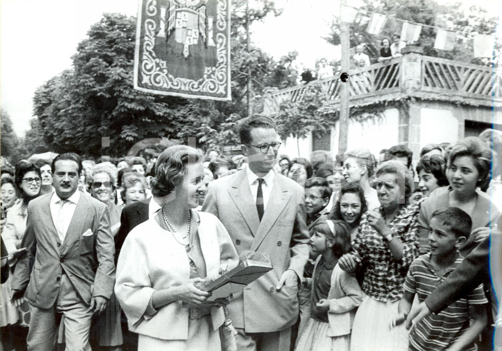 Fotografia d epoca originale 1960 ca ZARAUTZ Re BALDOVINO Fabiola del BELGIO acclamati dalla folla 1 1