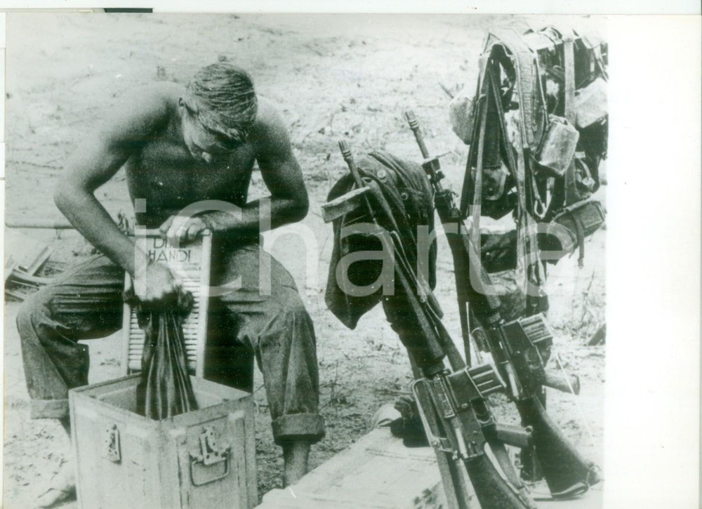 Fotografia d epoca originale 1968 AN KHE Guerra del Vietnam  Caporale Harry CLAYTON lava la camicia FOTO 1