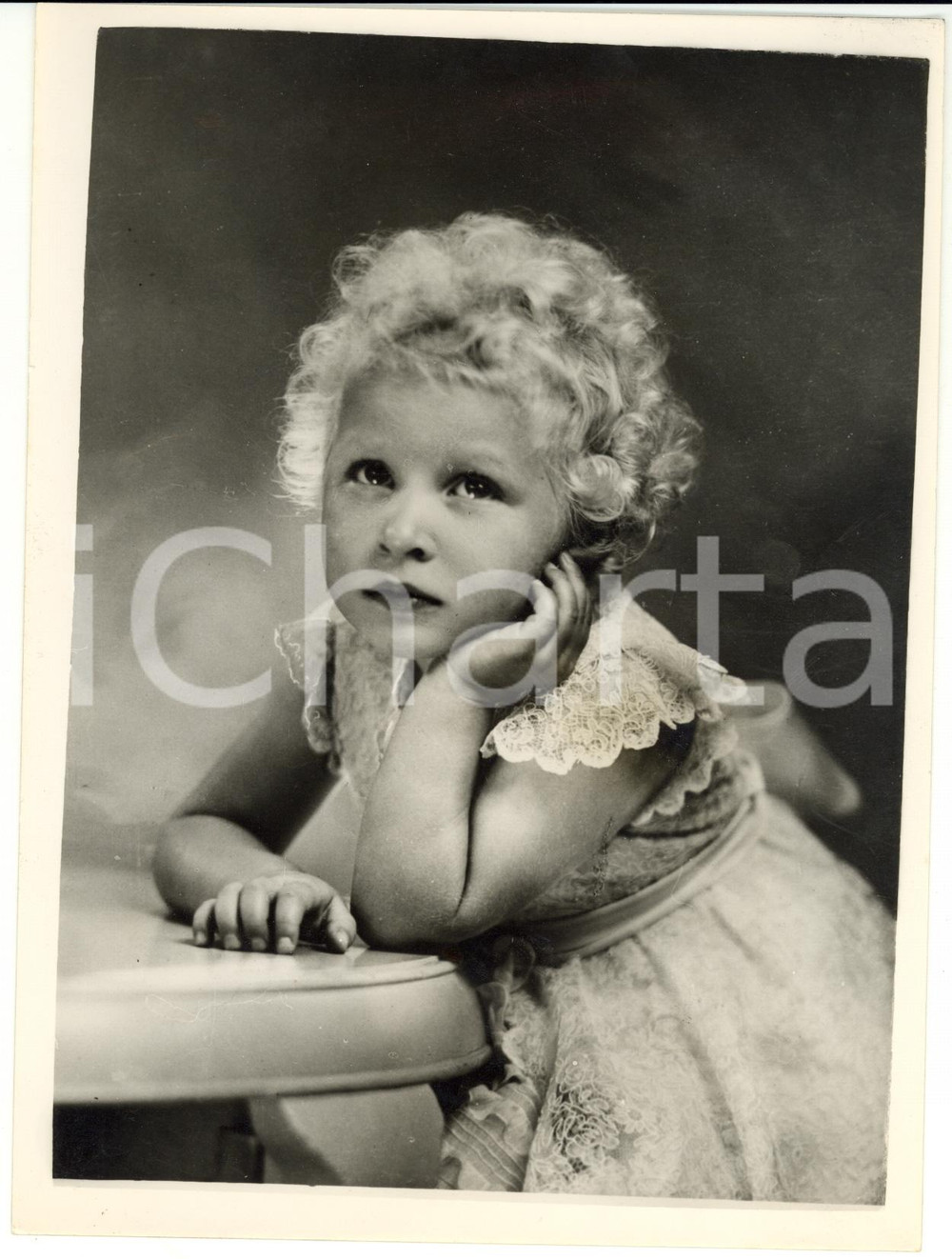 Fotografia d epoca originale 1953 LONDON Princess ANNE in old master pose pictured for her 3rd birthday 1