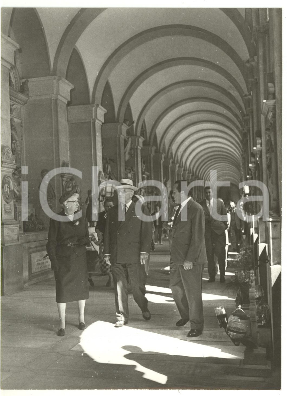 1958 GENOVA Harry TRUMAN in visita al cimitero di STAGLIENO *Foto 13x18 (2) Fotografia d'epoca. CONDIZIONI: GFORMATO: 13x18 cm    originale e autentica 1