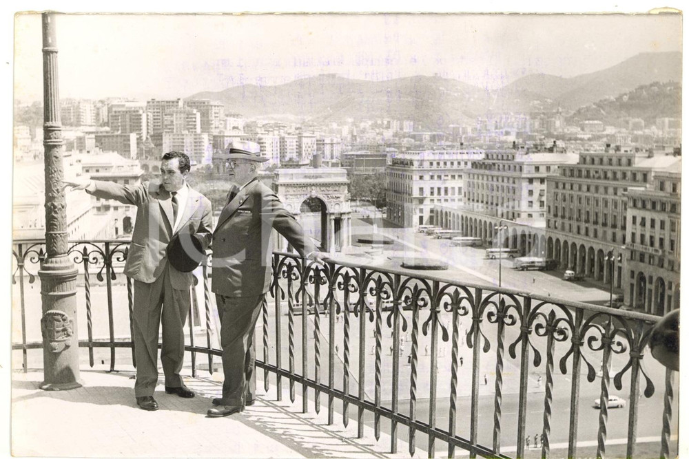 1958 GENOVA Harry TRUMAN visita la città *Fotografia 18x13 cm (2) Fotografia d'epoca, con didascalia coeva al verso. CONDIZIONI: POOR (fotografia rifilata al margine superiore; tracce d'inchiostro)FORMATO: 18x12 cm    originale e autentica 1
