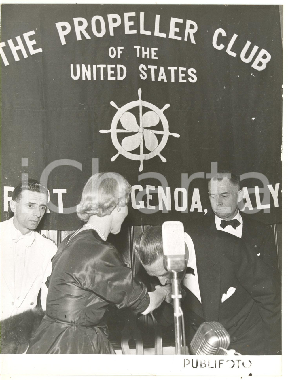 1953 GENOVA The Propeller Club - Clare BOOTHE LUCE ambasciatrice USA *Foto (2) Fotografia d'epoca. CONDIZIONI: G (ma minime piegature all'angolo inferiore destro)FORMATO: 18x24 cm    originale e autentica 1