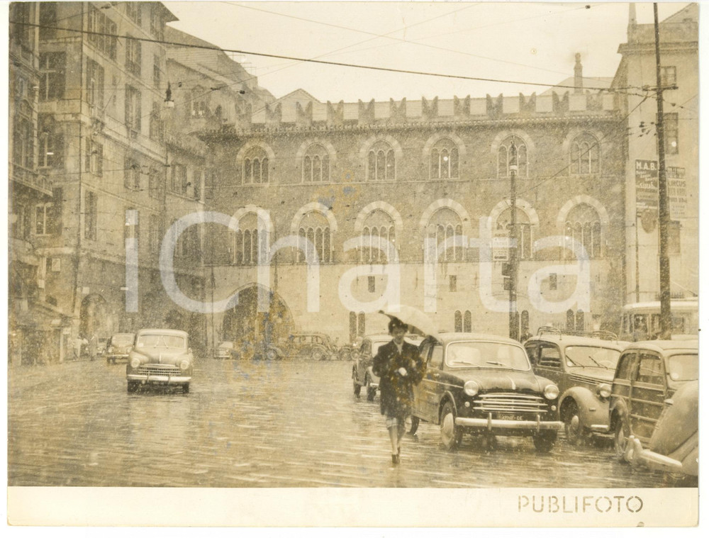 1956 GENOVA Piazza Caricamento sotto una fitta nevicata ^Foto VINTAGE 24x18 cm Fotografia d'epoca, con didascalia coeva al verso. CONDIZIONI: POOR (alone diffuso)FORMATO: 24x18 cm    originale e autentica 1