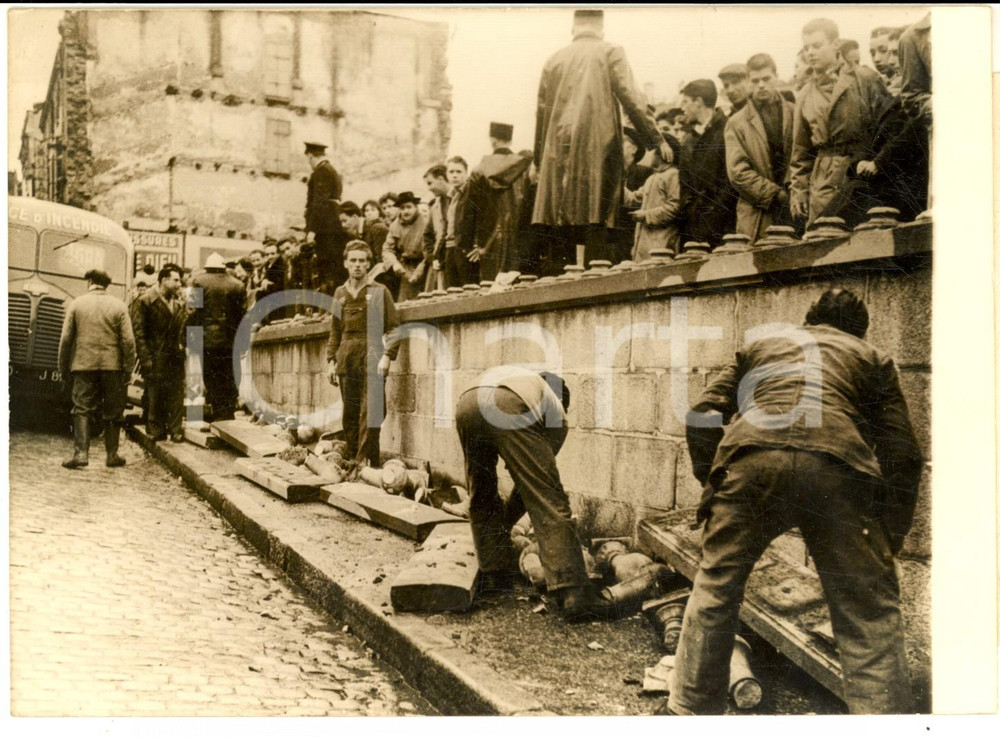 1957 LIMOGES Set film "L'attaque de la banque" - Folla fa crollare barriera  Fotografia d'epoca con didascalia coeva.  CONDIZIONI: FAIR (lieve piegatura angolare) FORMATO:  18x13 cm    originale e autentica 1
