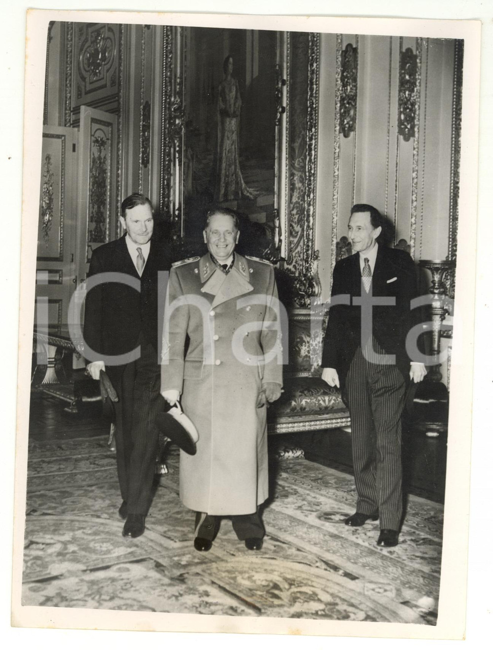 1953 WINDSOR Marshal Josip TITO visiting the Castle with Bernard FREYBERG *Photo Fotografia d'epoca con didascalia coeva al verso. CONDIZIONI: FAIR (lieve ondulazione al margine inferiore) FORMATO: 15x20 cm    originale e autentica 1