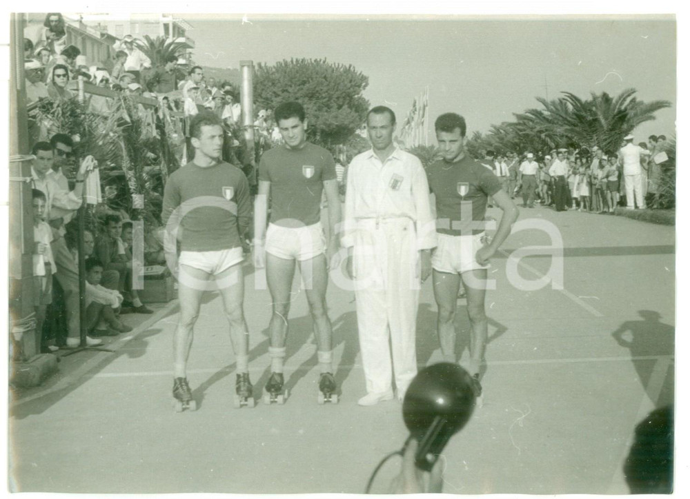 1958 FINALE LIGURE Pattinaggio corsa su strada 10000 m - Squadra italiana Fotografia d'epoca con didascalia coeva al verso. CONDIZIONI: GFORMATO: 18x13 cm     originale e autentica 1