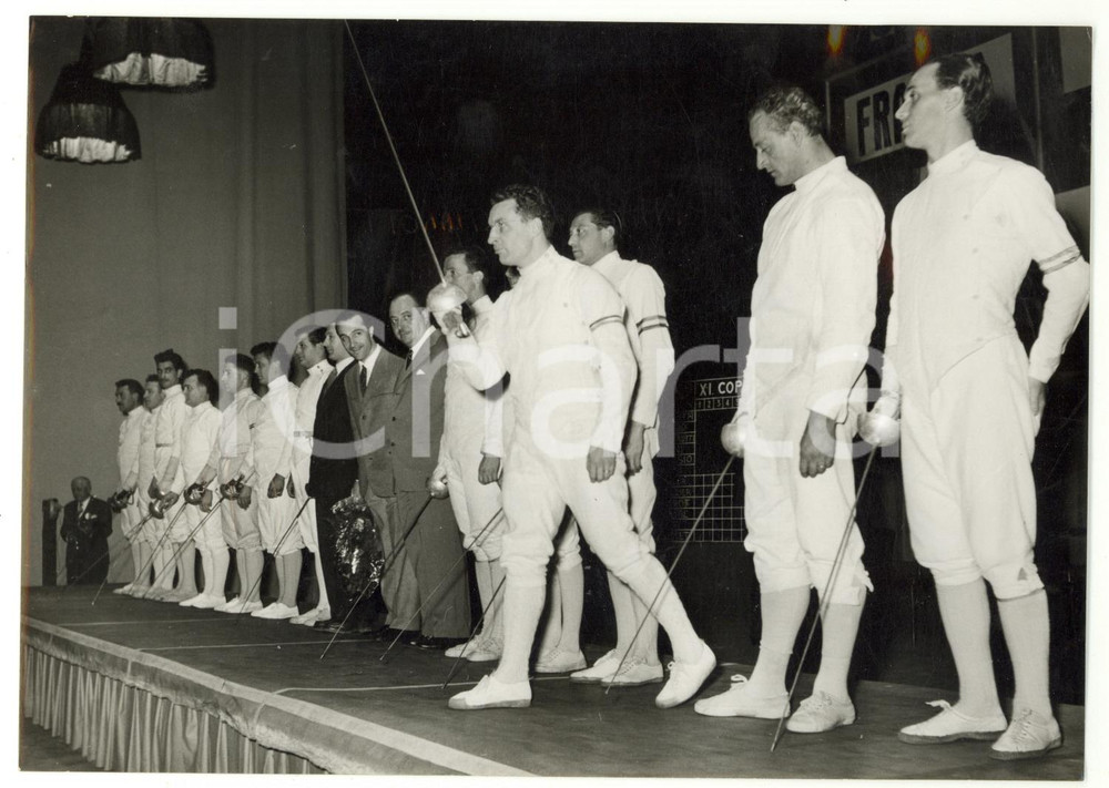 1954 GENOVA Coppa Molié - Squadra italiana di spada con Mario MANGIAROTTI ^Foto Fotografia d'epoca con didascalia coeva al verso. CONDIZIONI: G (ma lievi sovraimpressioni)FORMATO: 18x13 cm     originale e autentica 1