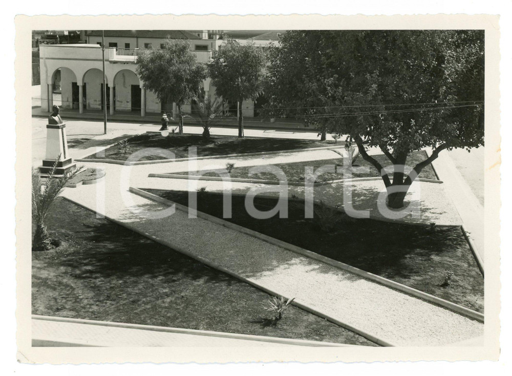 1934 BARCE (LIBIA) Veduta piazza con busto di Arnaldo MUSSOLINI Fotografia Fotografia originale d'epoca, con didascalia al verso. FAIR/discreto Lievi piegature agli angoli, alone al margine destro Formato: 17x12 cm originale e autentica 1