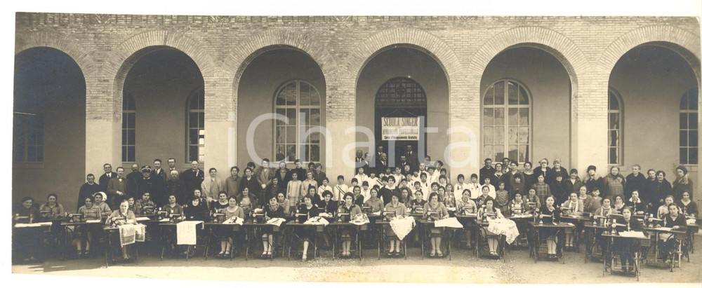 1930 ca ITALIA Scuola SINGER di avviamento professionale per donne *Foto 21x9 cm Fotografia originale d'epoca. GOOD/buono ma margini rifilati Formato: 21x9 cm originale e autentica 1
