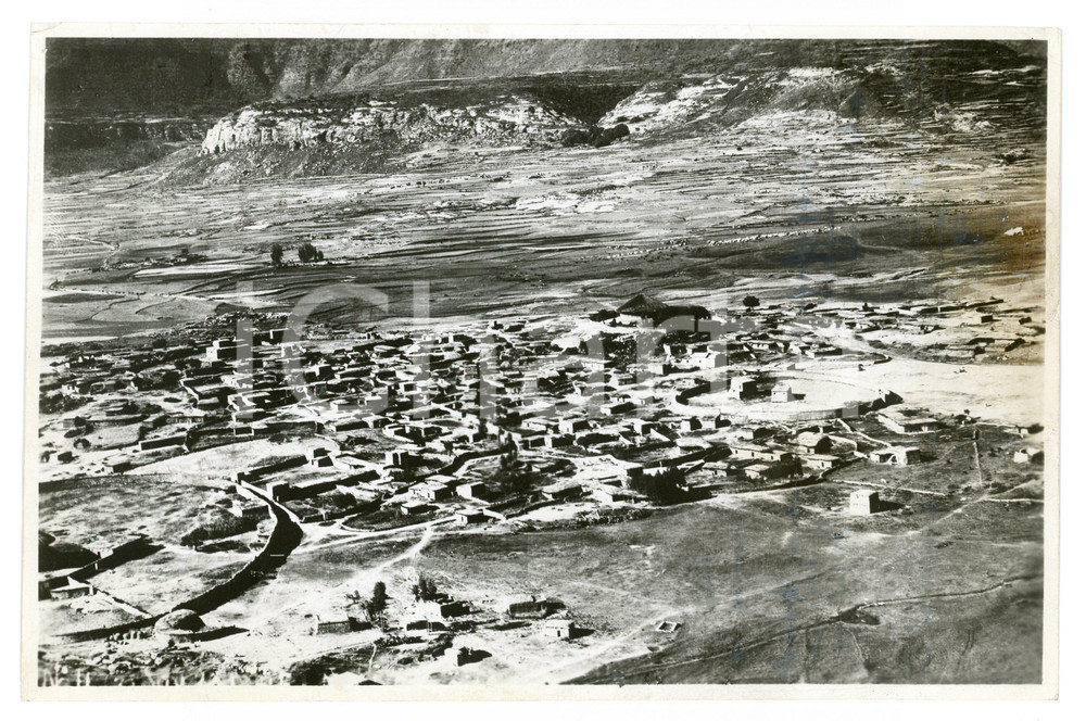 1930 ca ADIGRAT - LIBIA Panorama dall'alto - Foto 22x15 cm Fotografia originale d'epoca, con didascalia al verso. FAIR/discreto Lievi piegature agli angoli, alone al margine destro Formato: 22x15 cm originale e autentica 1