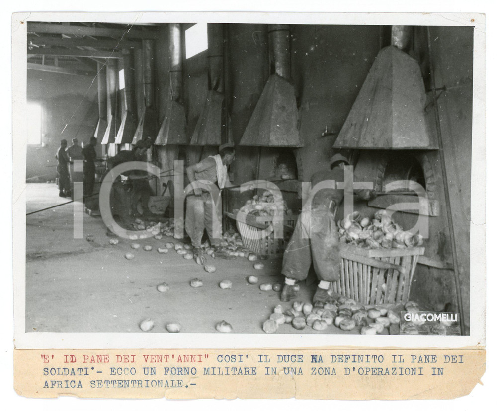 1941 AFRICA SETTENTRIONALE Forno militare - Panettieri al lavoro - Foto 18x13 cm Fotografia originale d'epoca, con timbro datario e didascalia. VERY POOR/gravemente danneggiato Piegature agli angoli, forellini da affissione agli angoli, strappi alla didascalia e al margine destro Formato: 18x13 cm originale e autentica 1