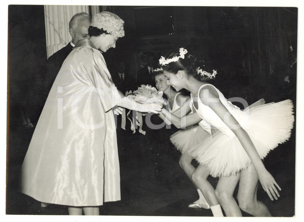 1961 MILANO Teatro alla Scala ELISABETTA II riceve omaggi delle piccole allieve Fotografia d'epoca con didascalia coeva al verso. CONDIZIONI: G (ma minima piegatura all'angolo superiore destro) FORMATO: 18x13 cm    originale e autentica 1