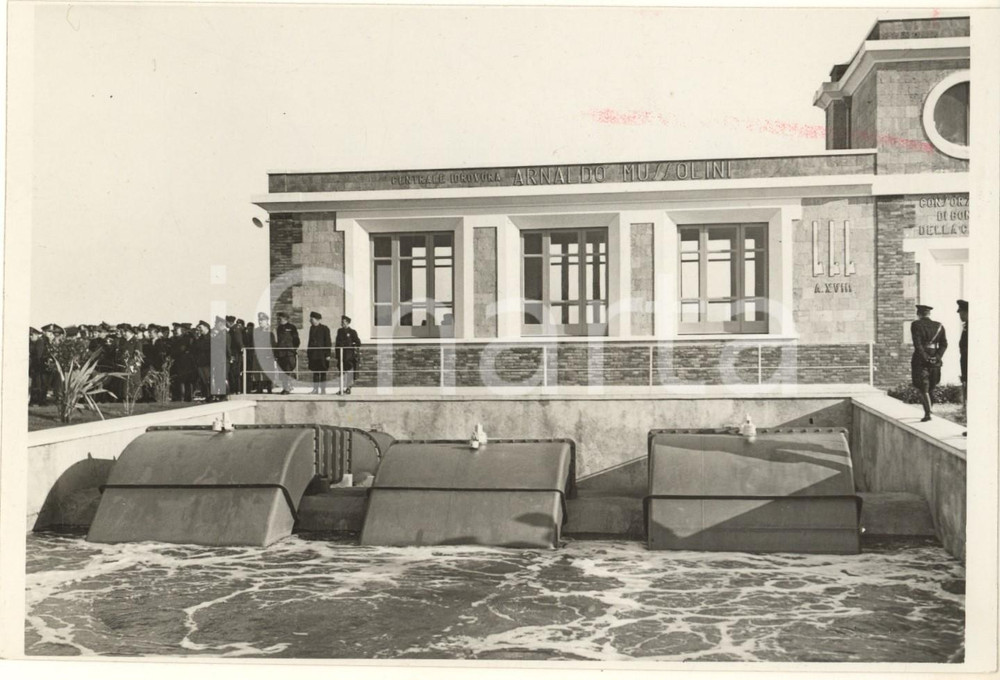 1939 Bonifica VOLTURNO Giuseppe TASSINARI inaugura centrale "Arnaldo Mussolini" Fotografia originale d'epoca, con didascalia al verso:"S. E. Tassinari inaugura il 1° lotto di appoderamento della Bonifica del Basso Volturno. - La centrale idrovora Arnaldo Mussolini". POOR/danneggiato macchia di inchiostro Formato: 18x13 cm originale e autentica 1