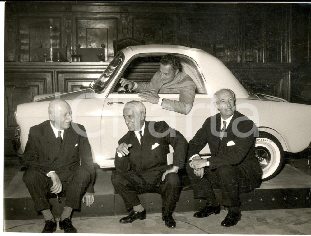 1957 MILANO Presentazione BIANCHINA - PIRELLI VALLETTA BIANCHI AGNELLI ^Foto Fotografia d'epoca con didascalia coeva al verso.La fotografia ritrae Leopoldo Pirelli, Giuseppe Bianchi, Edoardo Valletta e Gianni Agnelli. CONDIZIONI: G FORMATO: 18x13 cm     originale e autentica 1