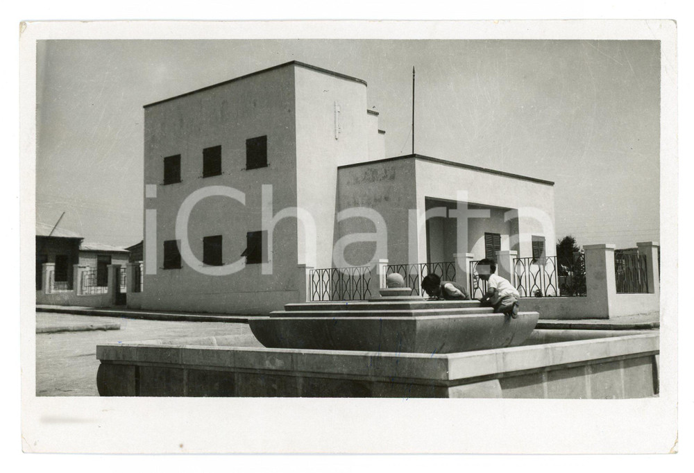 1935 ca LIBIA Villaggio "Luigi di Savoia" - Bambini alla fontana - Foto 17x11 cm Fotografia originale d'epoca, con didascalia al verso. FAIR/discreto Smussature agli angoli, piegatura all'angolo superiore destro Formato: 17x11 cm originale e autentica 1