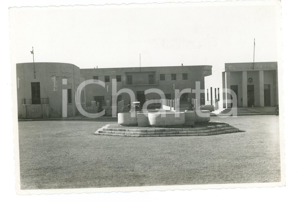 1935 ca BENGASI Scuola del villaggio agricolo "Luigi Razza" - Foto 17x11 cm Fotografia originale d'epoca, con didascalia al verso. FAIR/discreto Lieve piegatura all'angolo inferiore sinistro Formato: 17x11 cm originale e autentica 1