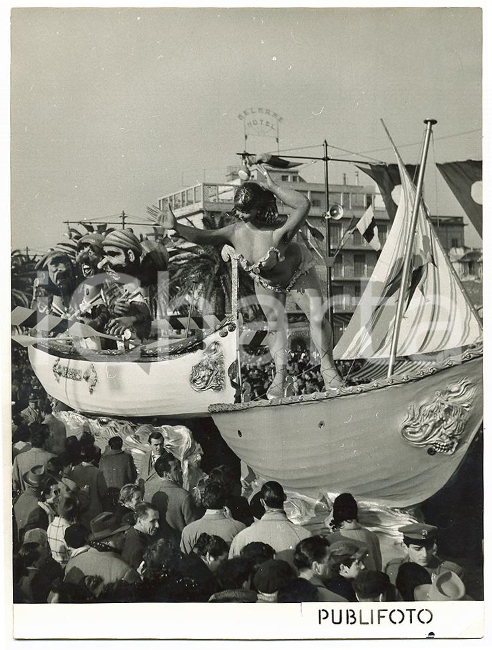 Fotografia d epoca originale 1954 CARNEVALE DI VIAREGGIO Sfilata carro allegorico  Pirati inseguono bagnante 1