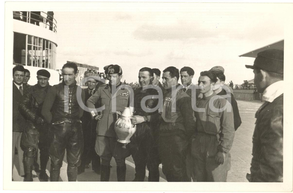 1935 TRIPOLI Gran Premio Motociclistico - Squadra GUZZI vince Coppa del Duce Fotografia originale d'epoca, con didascalia al verso, che ritrae i vincitori al circuito della Mellaha. GOOD/buono ma lievi piegature al lato sinistro Formato: 15x10 cm originale e autentica 1